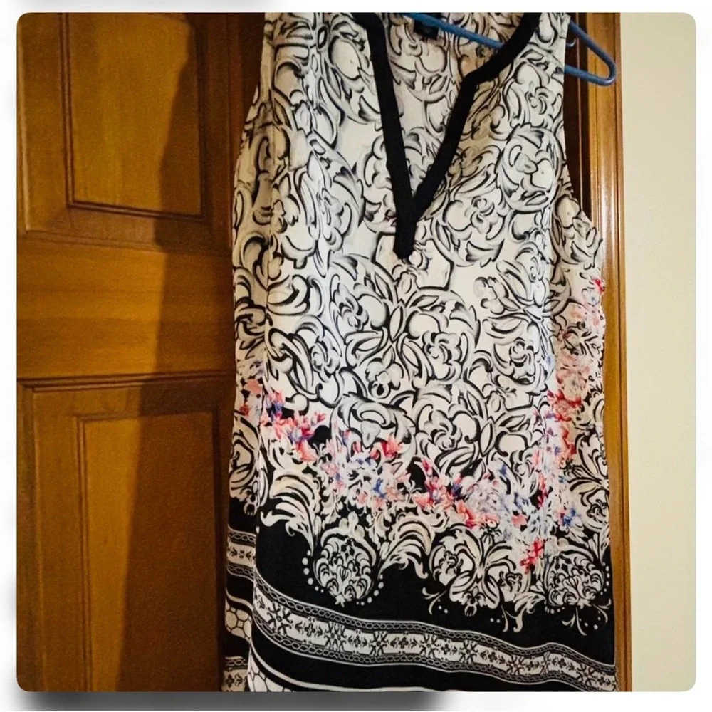 White House Black Market Black and White Floral Blouse - Picture 2 of 7